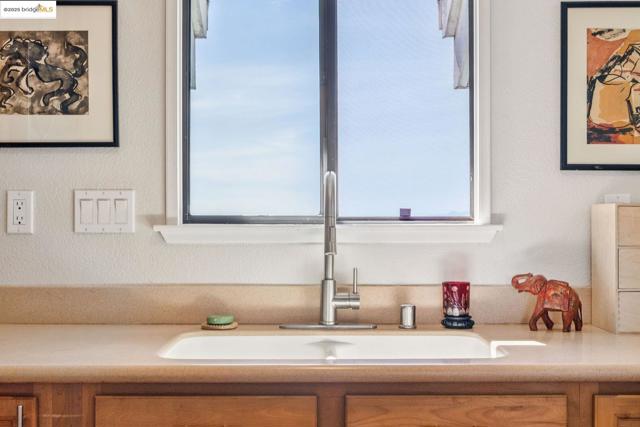 40 Spy Glass Hill, Oakland CA: https://media.crmls.org/mediaz/4dd1d4e8-75c4-43b3-97ad-127b267388a7.jpg