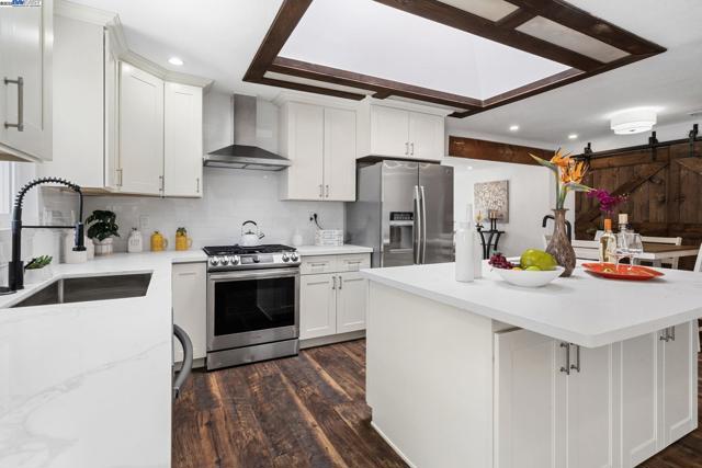 4189 Ogden Dr, Fremont CA: https://media.crmls.org/mediaz/4dd2230a-16a7-4420-961e-e68b1c726704.jpg