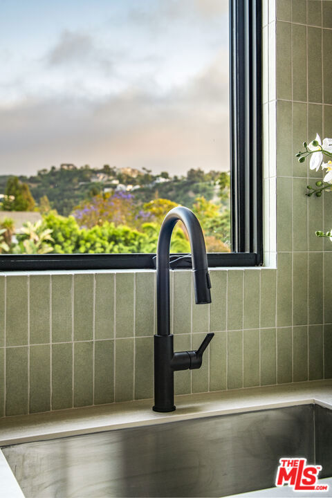 4112 Shadyglade Avenue, Studio City CA: https://media.crmls.org/mediaz/4dd2ee99-83e9-461f-b88a-1a81208d2c1c.jpg