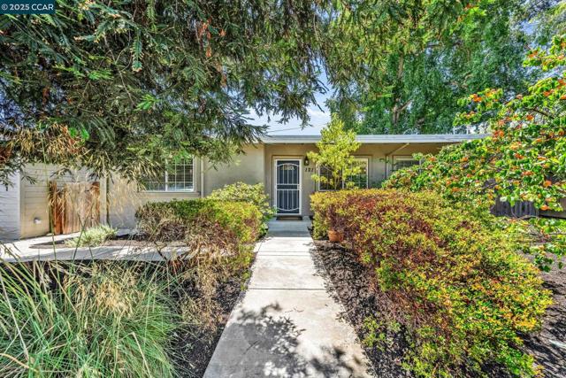 121 School Ln, Walnut Creek CA: https://media.crmls.org/mediaz/4dd2f241-172a-46c1-91e1-33b4cf8fdcb1.jpg
