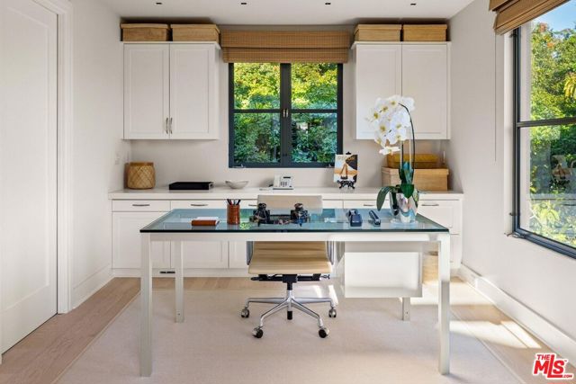 796 Hot Springs Road, Montecito CA: https://media.crmls.org/mediaz/4dd36adf-5658-4833-abd4-c7eb64830368.jpg