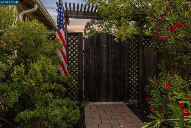 3081 Walnut Blvd, Walnut Creek CA: https://media.crmls.org/mediaz/4dd3ab92-c37e-4920-bc26-91d7e87b18f8.jpg