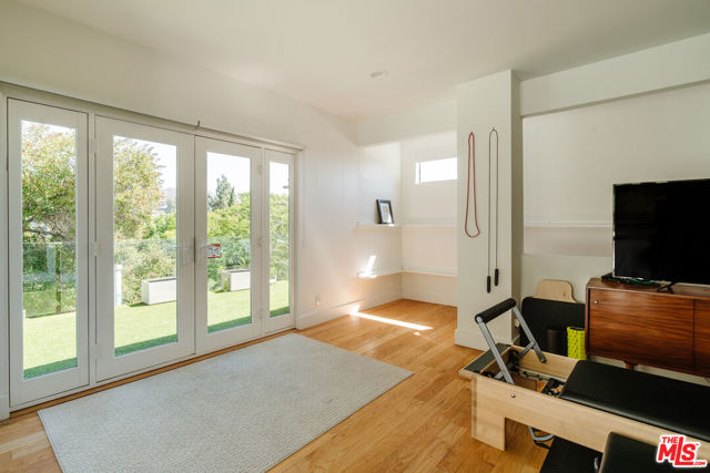 2261 Vasanta Way, Los Angeles CA: https://media.crmls.org/mediaz/4dd4443d-48c4-4c51-b818-b792749707ba.jpg