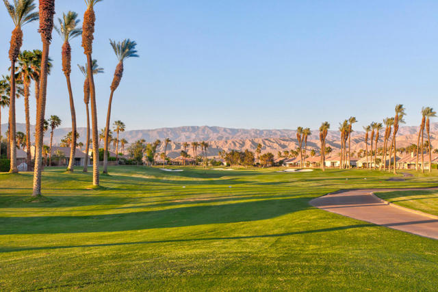 35677 Inverness Avenue, Palm Desert CA: https://media.crmls.org/mediaz/4dd48517-3b8e-4e12-959c-5a8026a62ec9.jpg