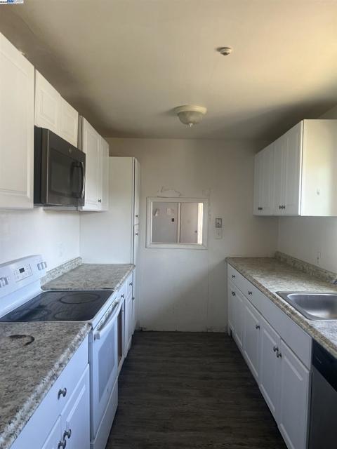 4201 West St, Oakland CA: https://media.crmls.org/mediaz/4dd48b4f-40e2-4fb6-9f0c-48b4f726da74.jpg