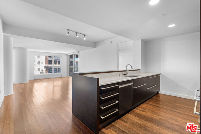 6250 HOLLYWOOD Boulevard, Los Angeles CA: https://media.crmls.org/mediaz/4dd4cbdc-0e49-44b0-80df-79e627fcb02e.jpg