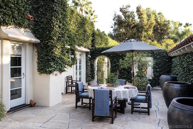 6977 Las Colinas, Rancho Santa Fe CA: https://media.crmls.org/mediaz/4dd6322b-14fd-41f4-9467-b51fa616fbf0.jpg
