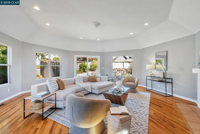 300 Saint Augustine Ct, Benicia CA: https://media.crmls.org/mediaz/4dd6c0c3-28e7-4e75-ac1b-e32e0f32267b.jpg