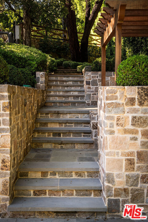https://media.crmls.org/mediaz/4dd81f52-b253-4131-b955-77567a82476a.jpg?preset=X-Large