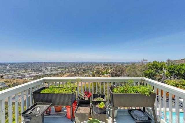 1656 Maria Avenue, Spring Valley CA: https://media.crmls.org/mediaz/4dd8d8a5-b1de-426a-af50-f5e28c6f8027.jpg