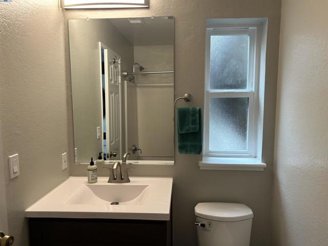 21117 Gary Dr, Hayward CA: https://media.crmls.org/mediaz/4dd93daa-d572-4f82-a89c-7fd0be26ff05.jpg