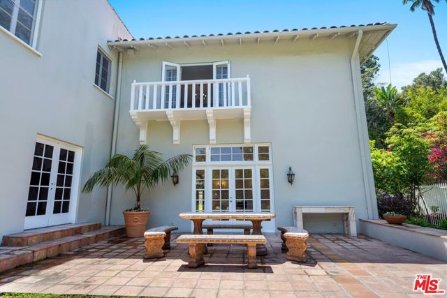 1004 N Beverly Drive, Beverly Hills CA: https://media.crmls.org/mediaz/4dd9b60e-b2ac-416f-a9e4-464190140299.jpg