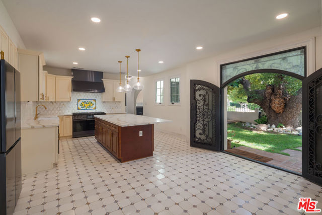333 Virginia Avenue, Pasadena CA: https://media.crmls.org/mediaz/4dd9d9d7-cb42-447c-9a22-a9a9cd0c4721.jpg