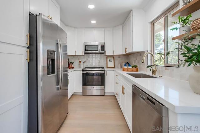 3113 Avenida Topanga, Carlsbad CA: https://media.crmls.org/mediaz/4dda8408-4f49-4caa-9095-146d4b105106.jpg