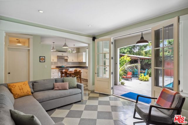 813 Crestmoore Place, Venice CA: https://media.crmls.org/mediaz/4dda9f2b-141b-4350-90cb-4ae28fb9a756.jpg