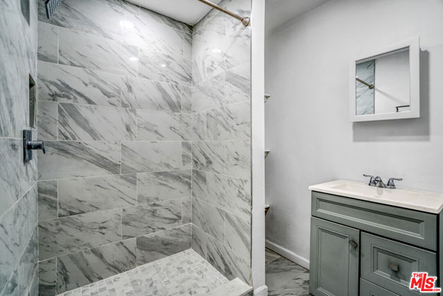 120 N Avenue 25, Los Angeles CA: https://media.crmls.org/mediaz/4ddb3ab5-5d61-45bb-8d0a-4acb823e46e3.jpg