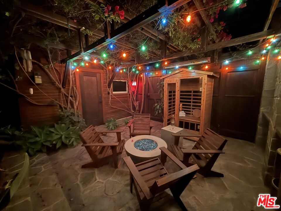 https://media.crmls.org/mediaz/4ddb675e-492e-4bd9-aa44-aecc83f5e974.jpg?preset=X-Large