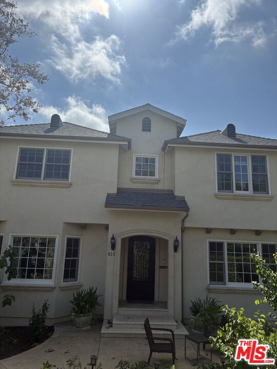 603 N Las Palmas Avenue