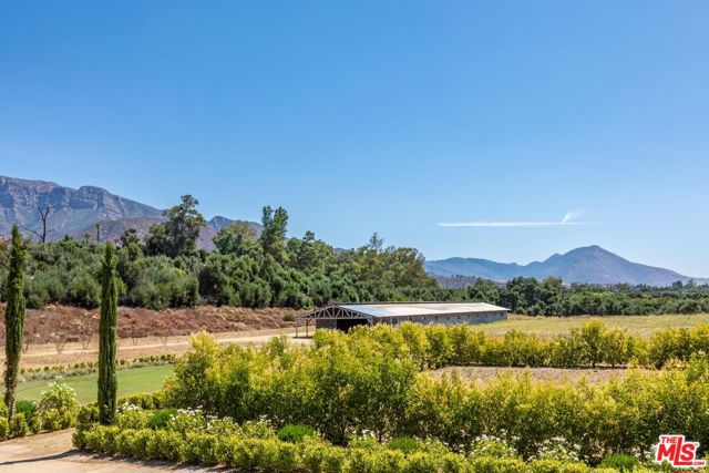 10999 Ojai Santa Paula Road, Ojai CA: https://media.crmls.org/mediaz/4ddbfda6-499b-41d3-b40b-b9492d414276.jpg