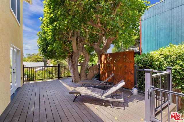 2249 Linnington Avenue, Los Angeles CA: https://media.crmls.org/mediaz/4ddc3c6f-3308-4b78-aaf8-e26996e8cf2b.jpg