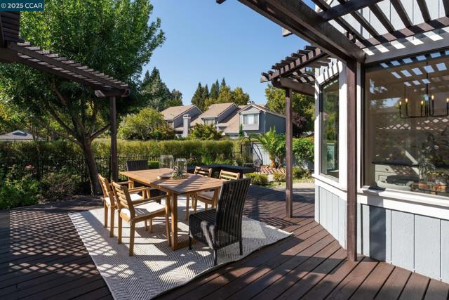 137 Kingswood Cir, Danville CA: https://media.crmls.org/mediaz/4ddd3392-06b9-4b3d-b61b-4f3075830843.jpg