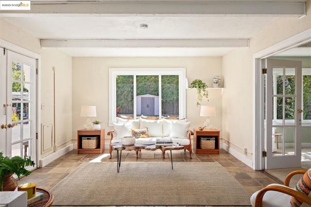 2871 Stephen Dr, Richmond CA: https://media.crmls.org/mediaz/4ddd4723-4b38-485e-b6fc-01feb4eea4ee.jpg