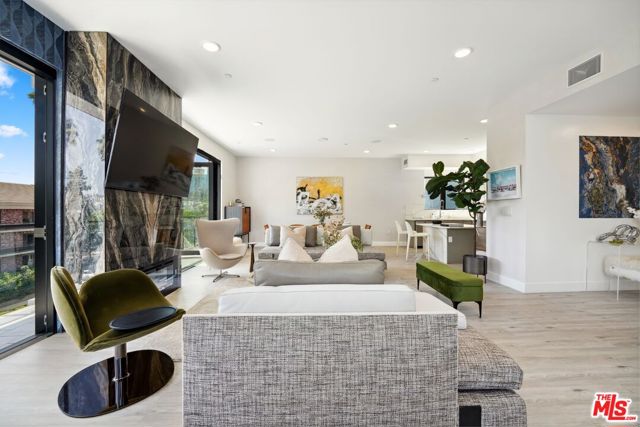 137 N Doheny Drive, West Hollywood CA: https://media.crmls.org/mediaz/4dde21fc-fd9a-4338-a420-3d941d1d4f1c.jpg