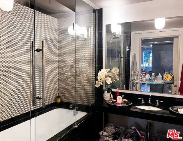 849 S Broadway, Los Angeles CA: https://media.crmls.org/mediaz/4dde24ac-9192-407d-971f-61a787e6d8f6.jpg