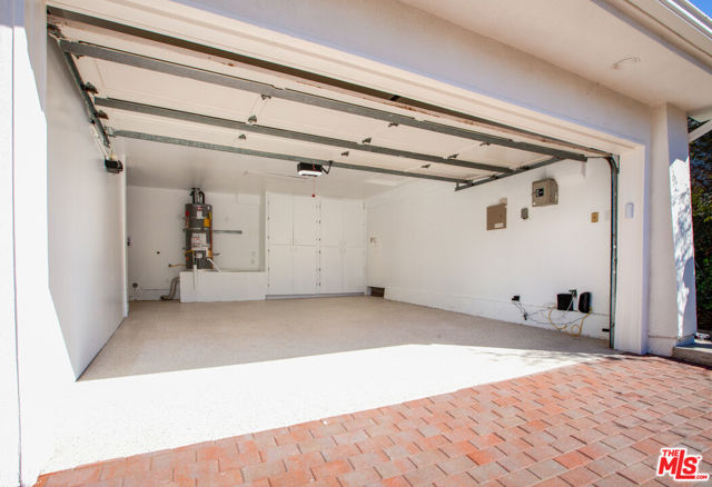 10221 Briarwood Drive, Los Angeles CA: https://media.crmls.org/mediaz/4dde4f65-4478-43fd-a9a5-460235a41808.jpg