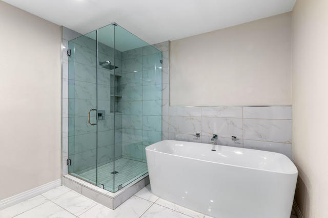 81 Camino Arroyo Place, Palm Desert CA: https://media.crmls.org/mediaz/4dde7956-66b7-4620-83ec-fcc698159818.jpg