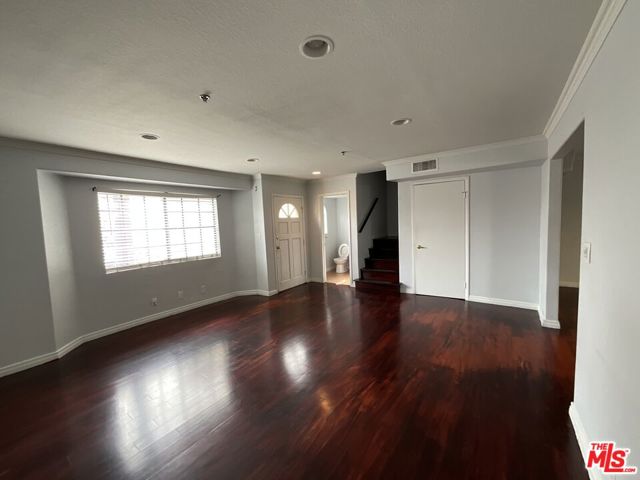 21 Palmetto Drive, Alhambra CA: https://media.crmls.org/mediaz/4ddef7a6-ce0f-42a6-a87e-3123832a27a9.jpg
