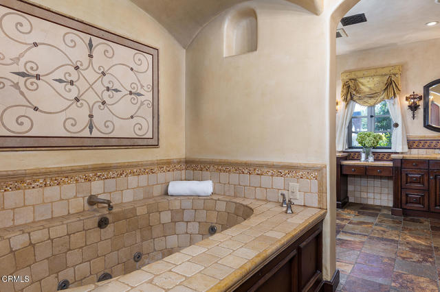 1711 Fairmount Avenue, La Canada Flintridge CA: https://media.crmls.org/mediaz/4de0cecf-fbbb-4c65-a217-98cce8b395e5.jpg