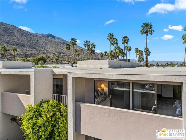2696 S Sierra Madre, Palm Springs CA: https://media.crmls.org/mediaz/4de0f7db-6aa3-4681-9d2f-e08d33443168.jpg