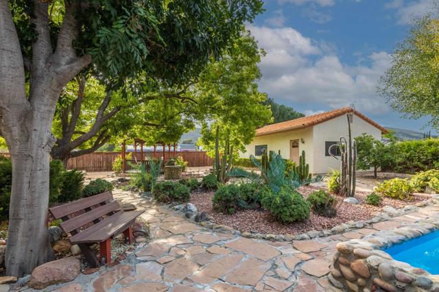 23540 Oriente Way, Ramona CA: https://media.crmls.org/mediaz/4de16670-e7bf-4ff4-bf53-c136f491062c.jpg
