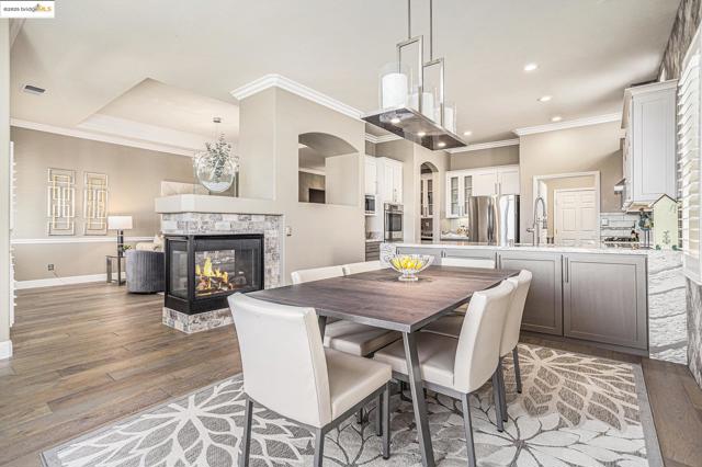 452 Tayberry Ln, Brentwood CA: https://media.crmls.org/mediaz/4de285d9-f461-48bd-b265-eeb6a76a4b04.jpg