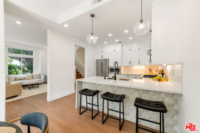 6453 Zuma View Place, Malibu CA: https://media.crmls.org/mediaz/4de2b6c4-eb17-4e53-b466-76414d6ef807.jpg