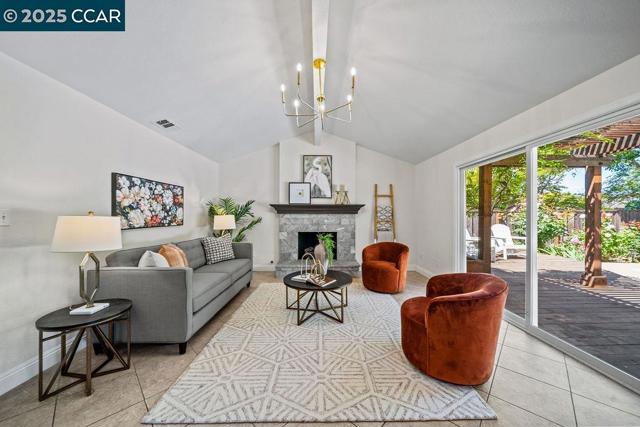 21 Mirango Ct, Clayton CA: https://media.crmls.org/mediaz/4de34885-6b16-4177-983a-1141490d5e0e.jpg