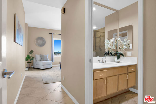 200 Pacific Coast Highway, Huntington Beach CA: https://media.crmls.org/mediaz/4de37ec2-7510-4f69-a59f-3f22b5d74223.jpg