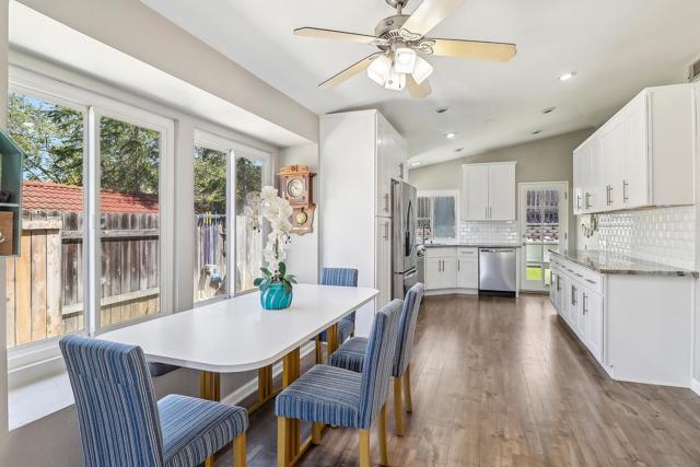 2431 Bobcat Gln, Escondido CA: https://media.crmls.org/mediaz/4de40176-d6ec-4908-a7fc-14d8317dc34b.jpg