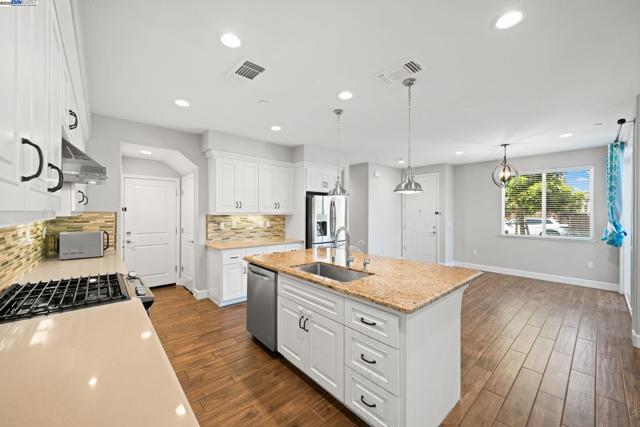 8563 Schooner Way, Newark CA: https://media.crmls.org/mediaz/4de45701-f853-401d-ba0a-b3f0a89dd651.jpg
