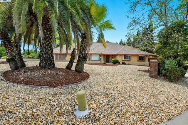 4470 Rolling Oaks Dr, Granite Bay CA: https://media.crmls.org/mediaz/4de48686-5889-4504-8df1-4c0416dc2a06.jpg