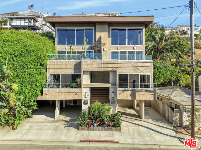 364 Pershing Drive, Playa del Rey CA: https://media.crmls.org/mediaz/4de4959c-6960-4bcc-8da6-661c64829747.jpg