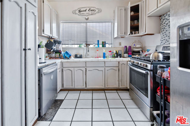 159 E 47th Street, Los Angeles CA: https://media.crmls.org/mediaz/4de4d538-cbe1-4862-b1b8-5dac01ea1293.jpg