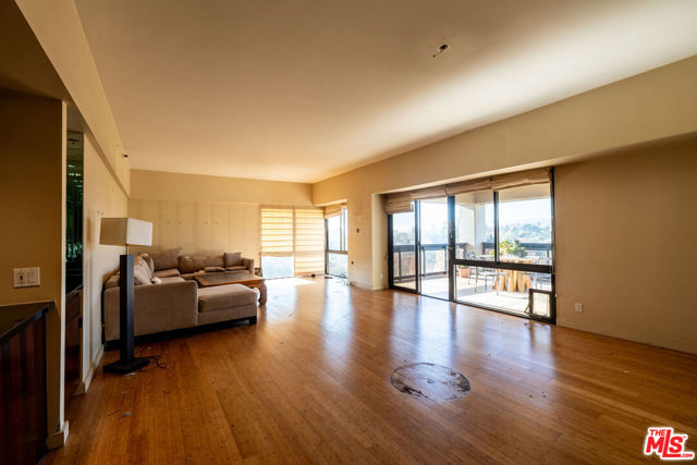 10445 Wilshire Boulevard, Los Angeles CA: https://media.crmls.org/mediaz/4de4dc6c-f8d2-4b77-afda-4386bae8c77c.jpg