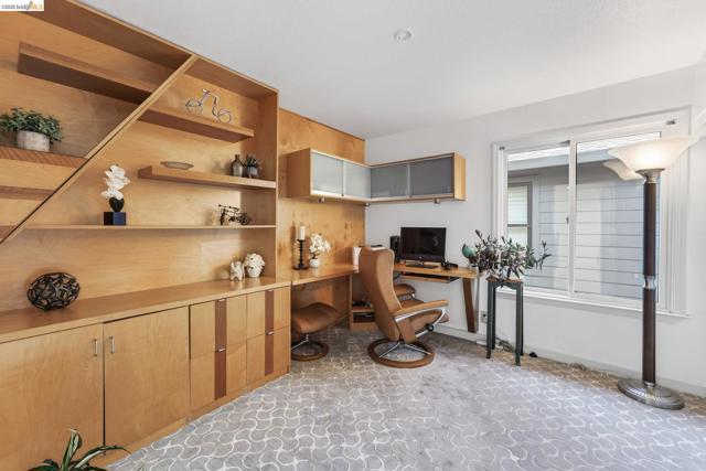 4963 Stoneridge Ct, Oakland CA: https://media.crmls.org/mediaz/4de4f5e3-7436-4f18-8a3d-bfd87d17ad1e.jpg