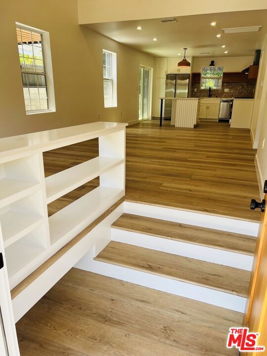 3815 Fernwood Avenue, Los Angeles CA: https://media.crmls.org/mediaz/4de522ed-b5e0-4e54-811f-f0376145fe67.jpg