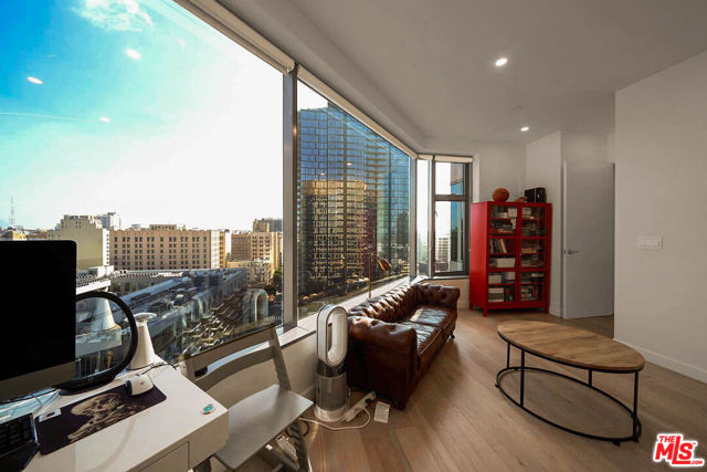 801 S Grand Avenue, Los Angeles CA: https://media.crmls.org/mediaz/4de6168b-899d-4e8d-b5b4-946bd72826ea.jpg