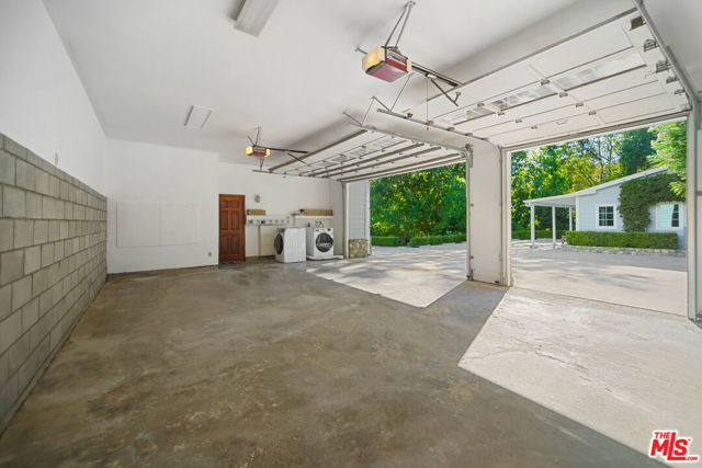 33269 Mulholland Highway, Malibu CA: https://media.crmls.org/mediaz/4de71bf6-927f-4a74-bfd3-e32e54280d22.jpg