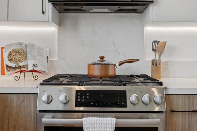 1433 Floribunda Avenue, Burlingame CA: https://media.crmls.org/mediaz/4de75346-f163-4eb8-b049-2290b6878835.jpg