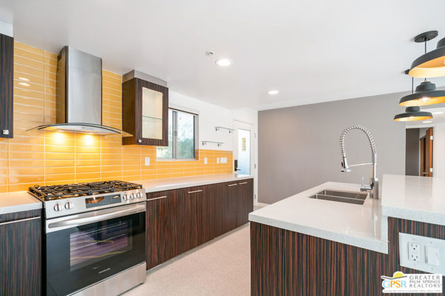 588 E San Lorenzo Road, Palm Springs CA: https://media.crmls.org/mediaz/4de7956c-597c-4427-9e1a-cc276e314c7c.jpg